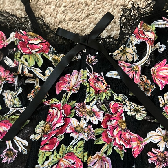 VS Dream Angels Flowered Corset and Panties - Picture 7 of 8